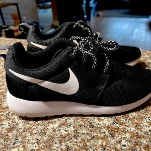 Boys Size 5.5 Nike Sneakers